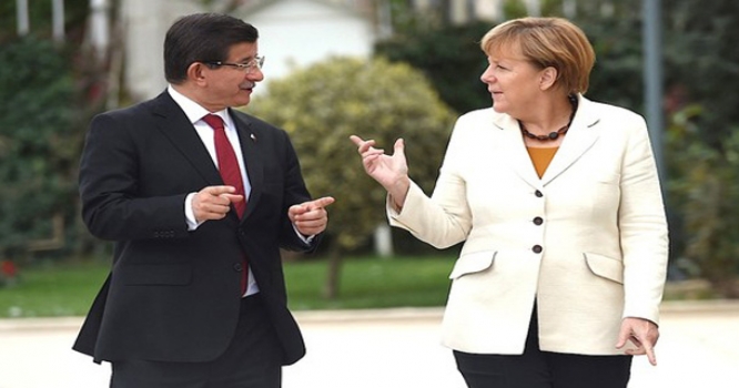 Merkel suriyalılara görə Türkiyəyə gedib