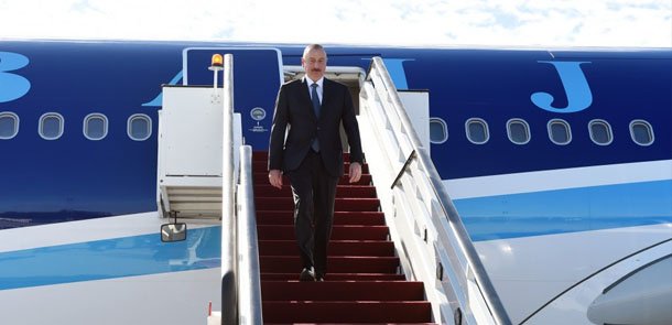 Prezident Latviyaya rəsmi səfərə yollandı (FOTOLAR)