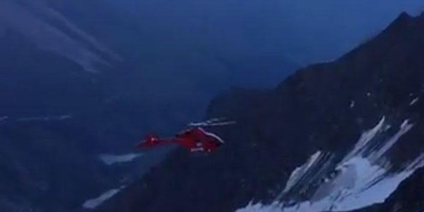 Alpinisti xilas etməyə çalışan helikopter qəzaya uğrayıb (VİDEO)