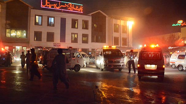 Pakistanda terror: 15 ölü, 30 yaralı (FOTOLAR)
