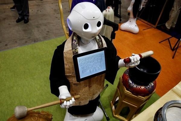 Dəfn mərasimi üçün dua oxuyan robot (FOTO)