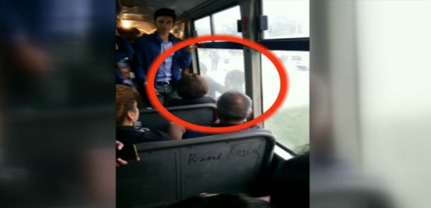 Bakıda sərnişinlər avtobusun qapısından sallanıb gedir (VİDEO)