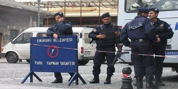 İstanbulda məktəblilərə atəş açıldı: Yaralananlar var