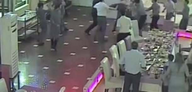 "Oazis" restoranında dava: polis əməkdaşını vurdular