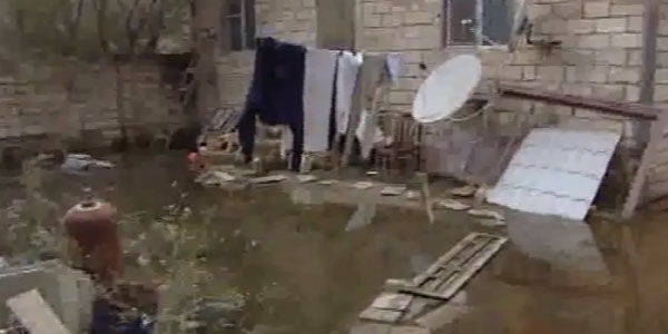 Sabunçuda evləri su basıb (VİDEO)