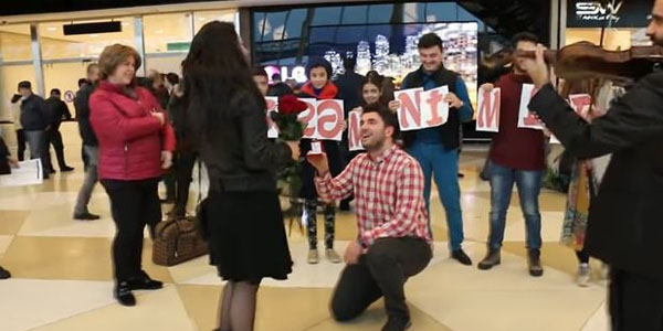 Bakı aeroportunda sürpriz evlilik təklifi: qız 