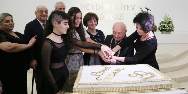 Leyla Əliyeva Ömər Eldarov üçün tort kəsdi (FOTOLAR)