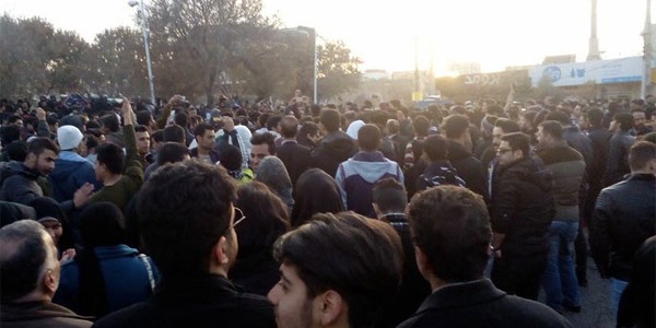 İranı etiraz dalğası bürüdü: 12 şəhər ayağa qalxdı (FOTOLAR)