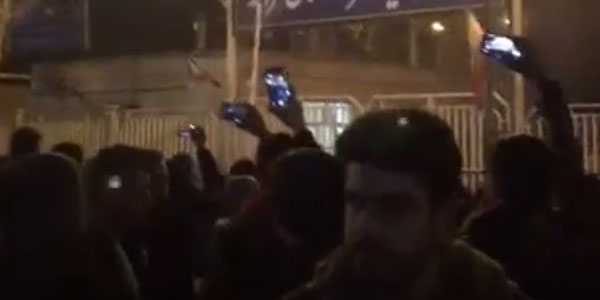 Azərbaycanda İran bayrağı ayaqlar altına atıldı (VİDEO)