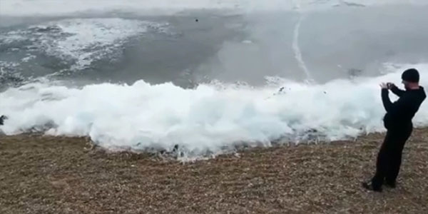 Dünyanın ən dərin gölündə dalğalar belə dondu (VİDEO)