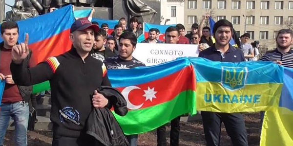 Yüzlərlə azərbaycanlı Ukraynada etiraz edir (CANLI YAYIM)