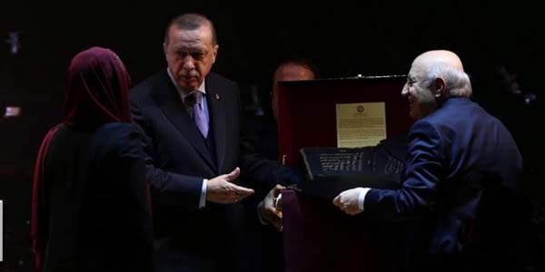 Azərbaycanlı rəssam Ərdoğana Quran-i Kerim bağışladı (FOTO)