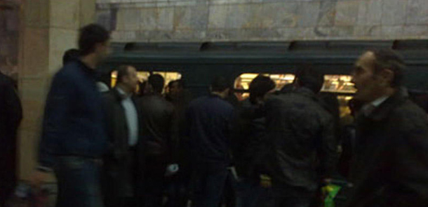 Bakı metrosunda hadisə: sərnişinlərin köməyi ilə çıxarıldı