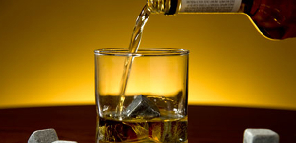 Bakıda mağazadan 680 manatlıq viski oğurlandı