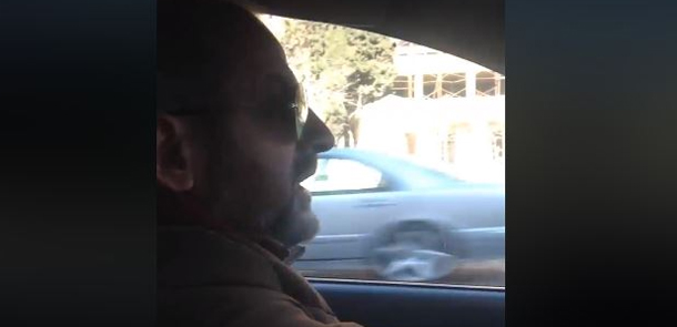 Bakıda taksi sürücüsü sükan arxasında elə oxudu ki... (VİDEO)