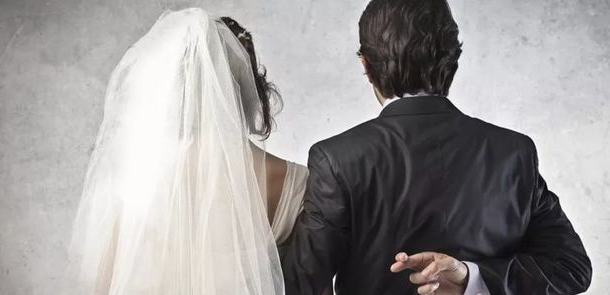Azərbaycanlı Rusiya vətəndaşlığı üçün 71 yaşlı qadınla evləndi