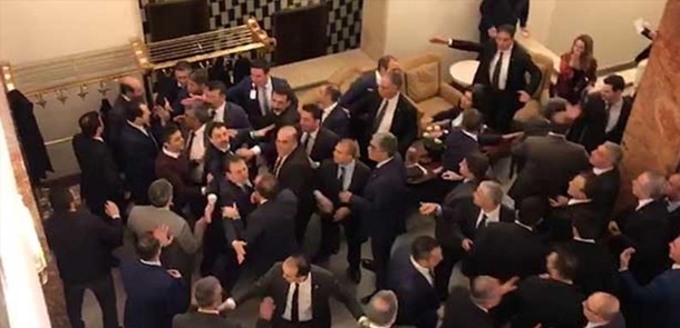 Türkiyə parlamentində dava: deputatlar əlbəyaxa oldu (VİDEO)