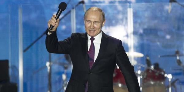 Putin Krımda səhnəyə çıxdı (VİDEO)