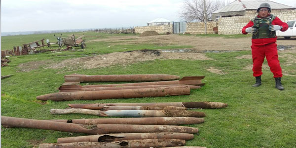 Ağstafa sakininin həyətindən 12 ədəd raket tapıldı (FOTOLAR)