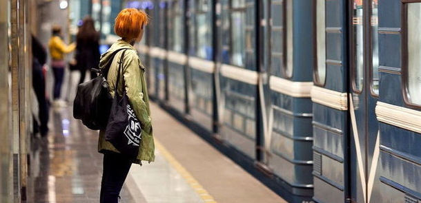 Bakı metrosunda qorxulu anlar: sərnişin relsin üstünə yıxıldı