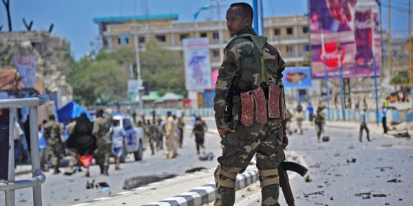 Somalidə böyük partlayış: parlament binası yaxınlığında atışma