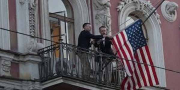 ABŞ bayrağı Peterburqdakı Baş konsulluğun binasından çıxarıldı