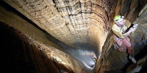 Rus alimlər dünyanın ən dərin mağarasına endi