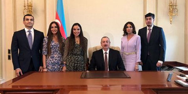Leyla Əliyeva atasının kabinetindən fotolar paylaşdı