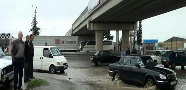 Goranboya yağan güclü yağış avtomobillərin hərəkətində problem yaradıb (FOTO)
