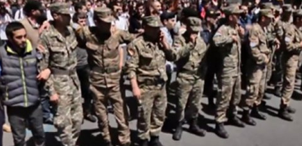 İrəvanda hərbçilər etirazçıların tərəfinə keçdi (VİDEO)