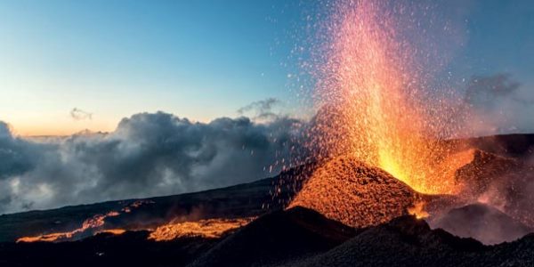 Dünyanın ən böyük aktiv yanardağı püskürdü (FOTOLAR)