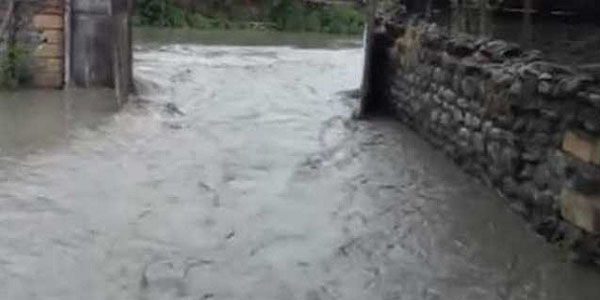 Zaqatalada evlər sel suları altında qaldı, körpü uçdu (VİDEO)