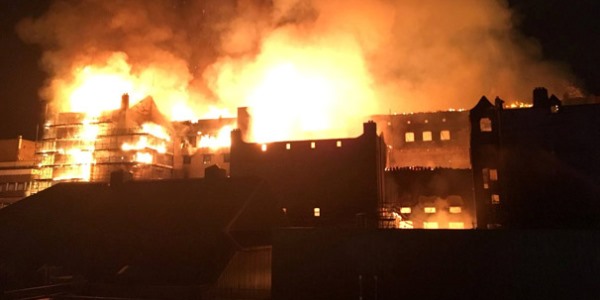 Şotlandiyada tarixi universitet binası tamamilə yandı