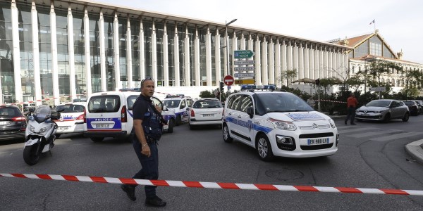 Fransada bıçaqlı hücum: qadın 2 nəfəri yaraladı