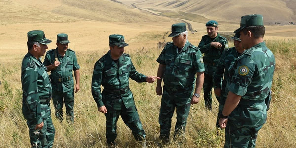 General İran-Azərbaycan sərhədində: yaralı əsgərə medal verdi