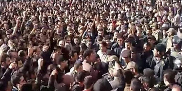 Tehran qarışdı: dollar 100 faiz qalxdı, insanlar küçələrə axışdı (VİDEO)