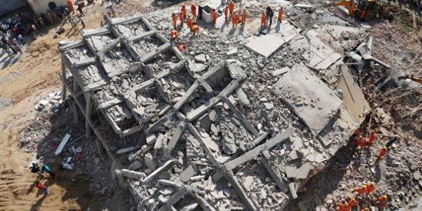 Hindistanda 6 mərtəbəli bina çökdü: dağıntılar altında azı 50 nəfər var