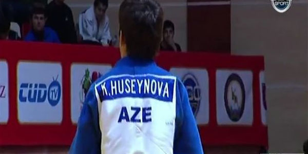 Azərbaycan çempionu yarışa qadın kimonosu ilə çıxıb (VİDEO)