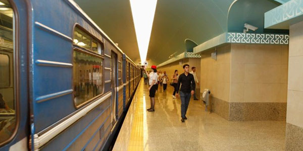 Bakı metrosunda qatar adam vurdu