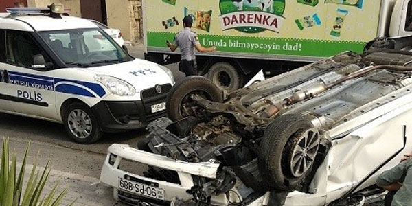 Bakıda taksi beş avtomobilə çırpılaraq aşdı: xəsarət alanlar var (FOTO)