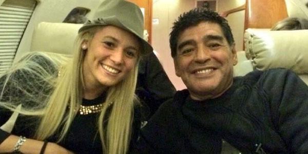 Maradona özünə toy edir