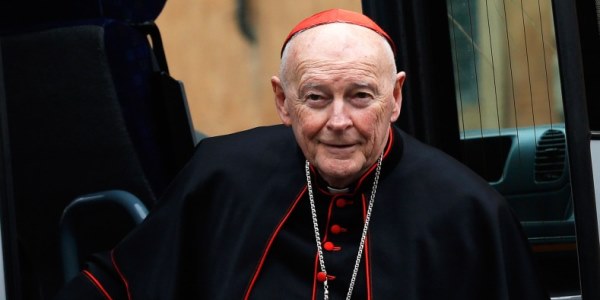 Pedofiliyada ittiham edilən kardinal istefa verdi