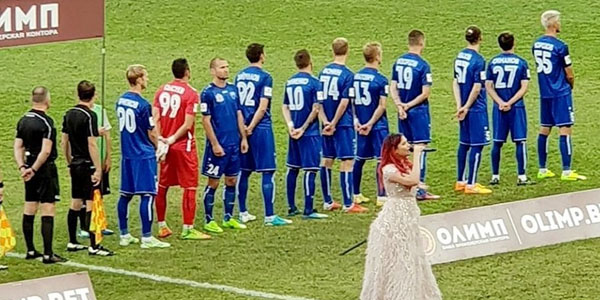 Rusiyada bayraq qalmaqalı: ukraynalı futbolçu rus bayrağına baxmadı (FOTO)
