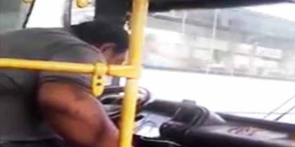 Bakıda avtobus sürücüsü sükan arxasında yatdı  (VİDEO)