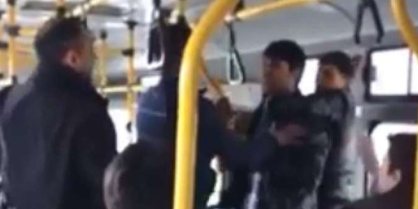 Bakıda avtobusda sürücü ilə sərnişin əlbəyaxa davaya çıxdı (VİDEO)