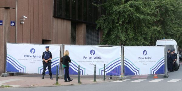 Brüssel polisi miqrantın hücumuna məruz qaldı