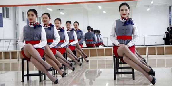 Çində stüardessalar belə seçilir (FOTOLAR)