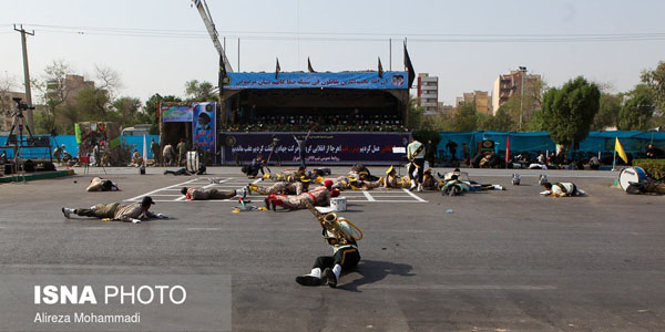 İranda parada hücum anı (VİDEO)