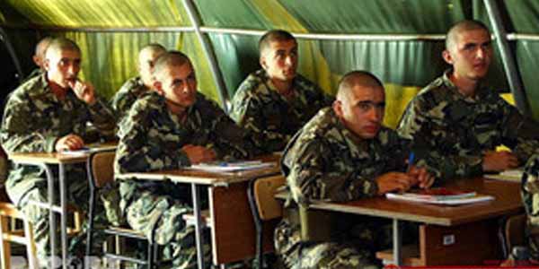 Gürcüstan ordusunun azərbaycanlı çağırışçılarına gürcü dili öyrədilir (FOTO)