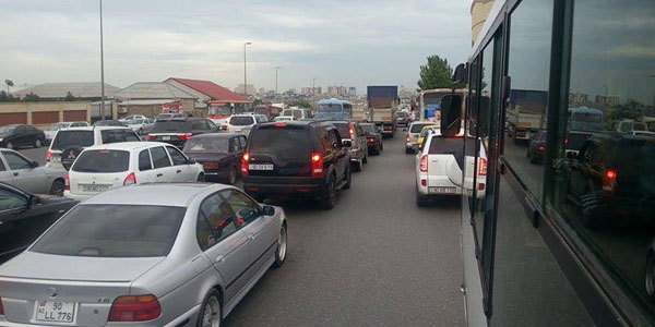 Bakıda nəqliyyatın hərəkəti iflic oldu: Qatarlar gecikdi, avtobuslar yolda qaldı